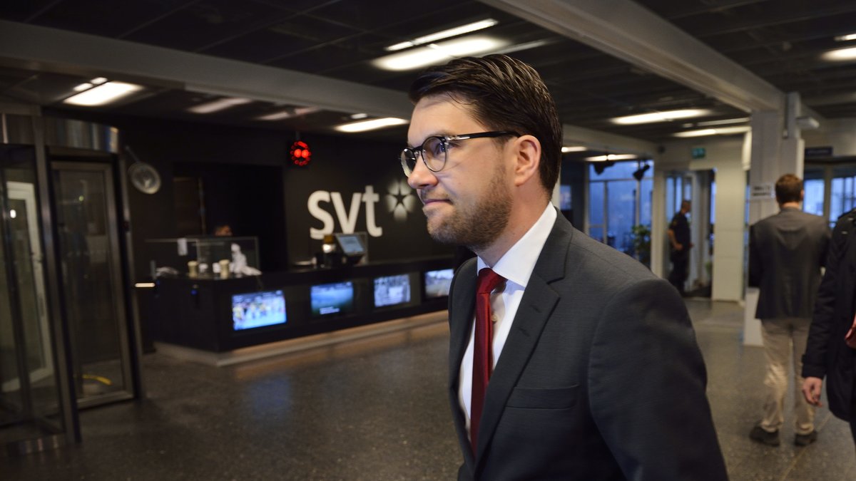 Jimmie Åkesson på väg till SVT:s partiledardebatt.